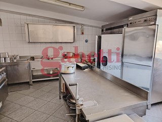 Negozio in Affitto a Venafro, 1'000&euro;, 175 m², arredato