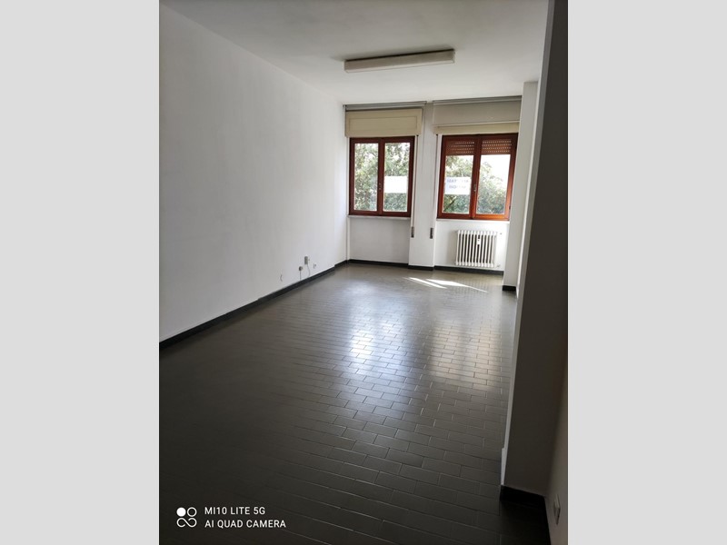 Ufficio in Vendita a Carrara, zona Avenza, 49'000€, 30 m²
