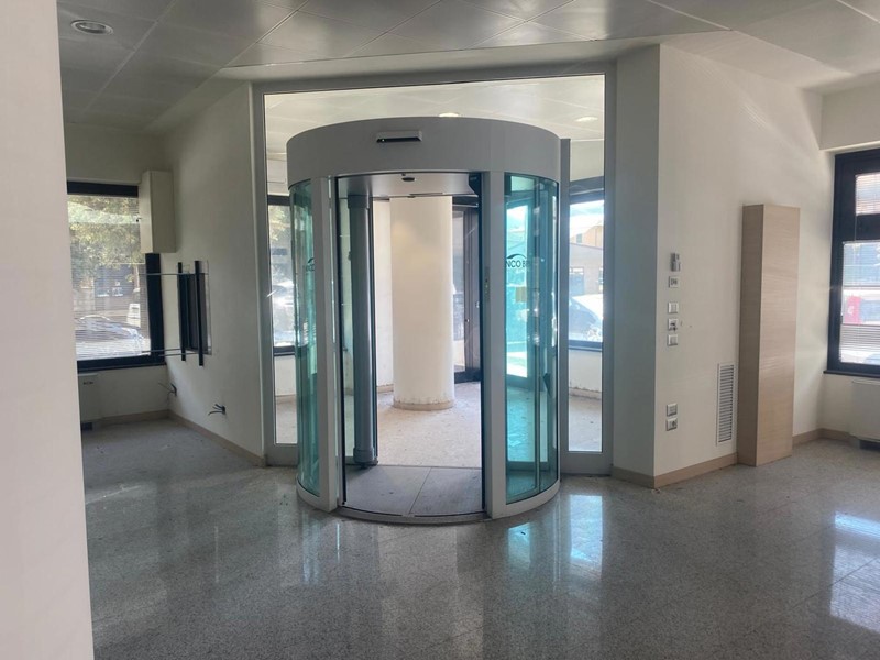 Negozio in Vendita a Terni, 420'000€, 740 m²