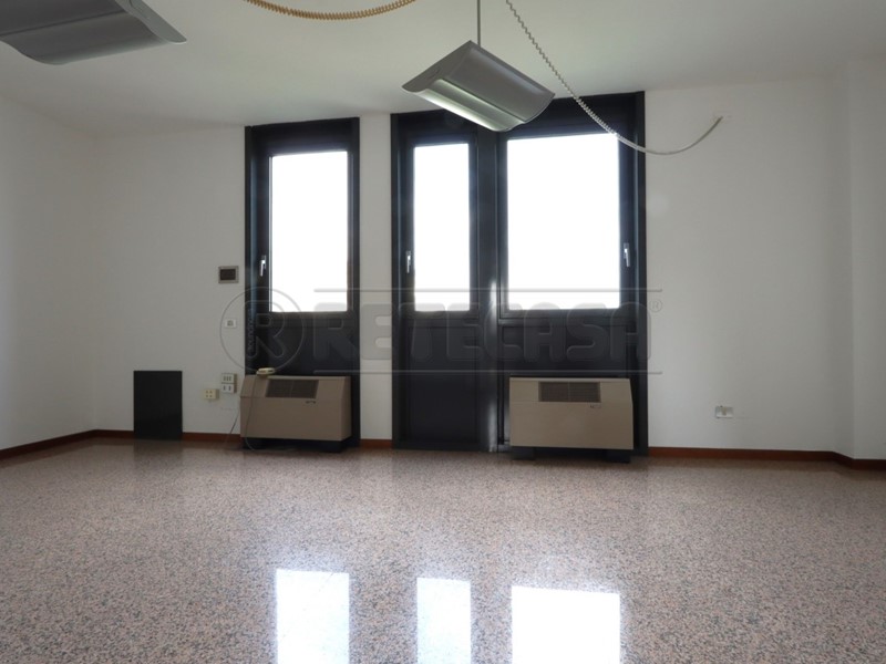 Ufficio in Affitto a Vicenza, 2'500€, 785 m²