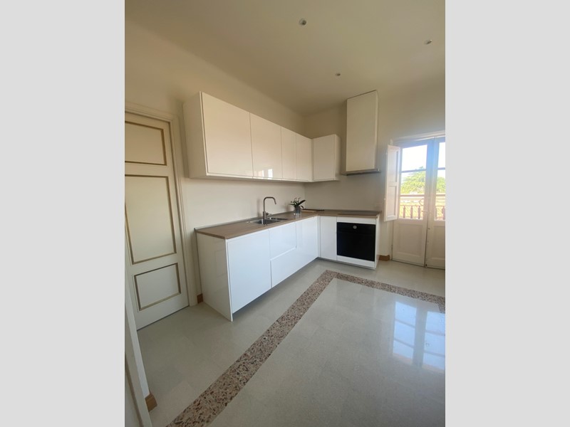 Appartamento in Affitto a Lucca, zona Centro Storico, 2'200€, 210 m²