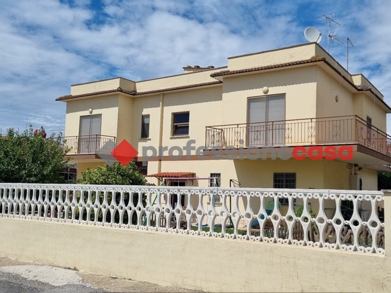 Villa in Vendita a Pomezia, zona Martin Pescatore, 630'000€, 240 m²