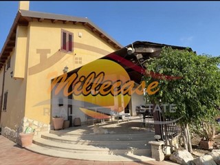 Villa in Vendita a Siracusa, zona Belvedere, 420'000&euro;, 300 m²
