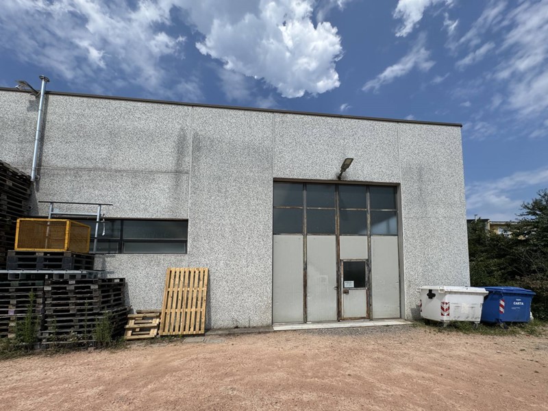 Capannone in Vendita a Varese, zona San Fermo, 272'000€, 350 m²