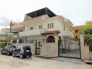 Villa in Vendita a Caivano, 415'000€, 305 m²