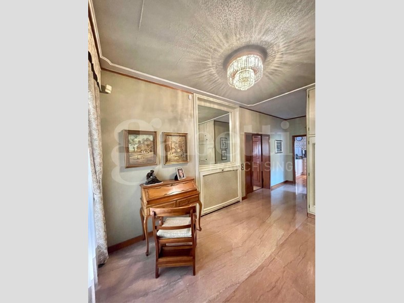 Villa in Vendita a Senago, 460'000€, 353 m², arredato