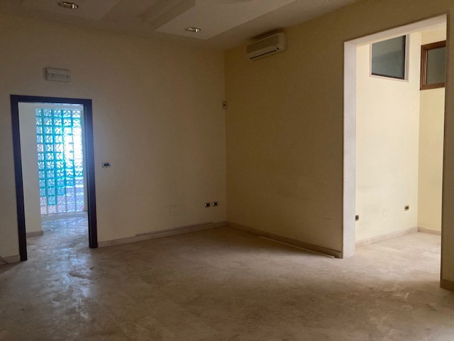 Ufficio in Vendita a Brindisi, 440'000€, 320 m²