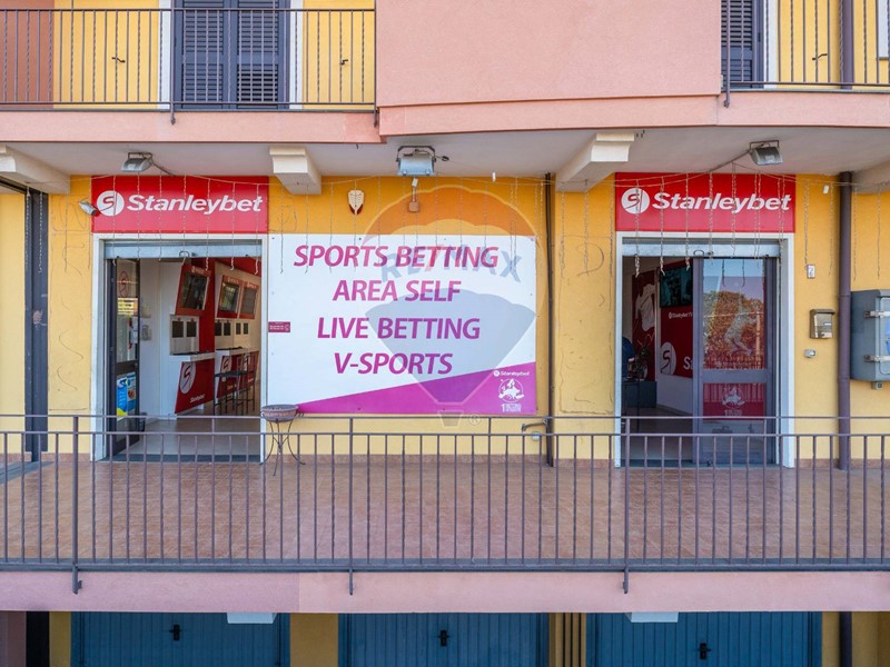 Immobile commerciale in Vendita a Aci Catena, zona Aci San Filippo, 180'000€, 94 m²