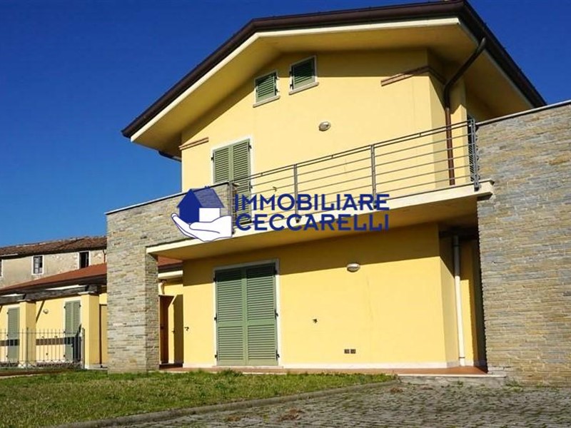 Villa bifamiliare in Vendita a Carrara, zona Avenza, 340'000€, 120 m²