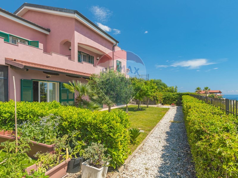 Villa in Vendita a Sanremo, zona Bussana, 670'000€, 240 m²