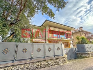 Villa in Vendita a Montecatini Terme, 550'000€, 570 m², con Box