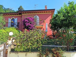 Villa bifamiliare in Vendita a Lucca, zona Arliano, 390'000€, 180 m²