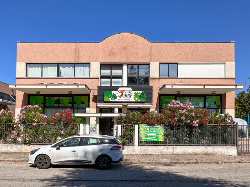Negozio in Vendita a Riccione, 1'350'000€, 300 m²