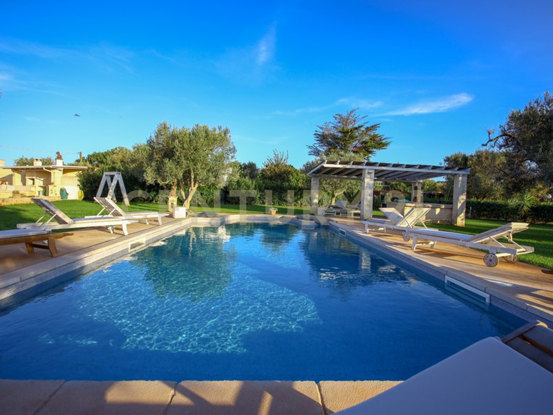 Casa Indipendente in Vendita a Carovigno, 840'000€, 370 m², arredato, con Box