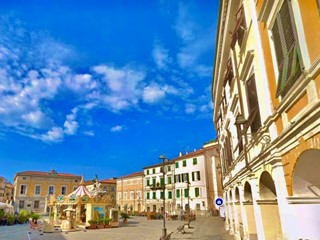 Immobile commerciale in Vendita a Sarzana, zona Sarzana centro, 70'000€, 42 m², arredato