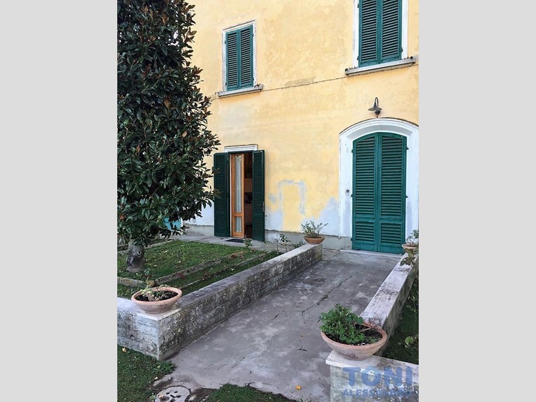 Villa in Vendita a Empoli, zona Corniola, 490'000€, 500 m², con Box