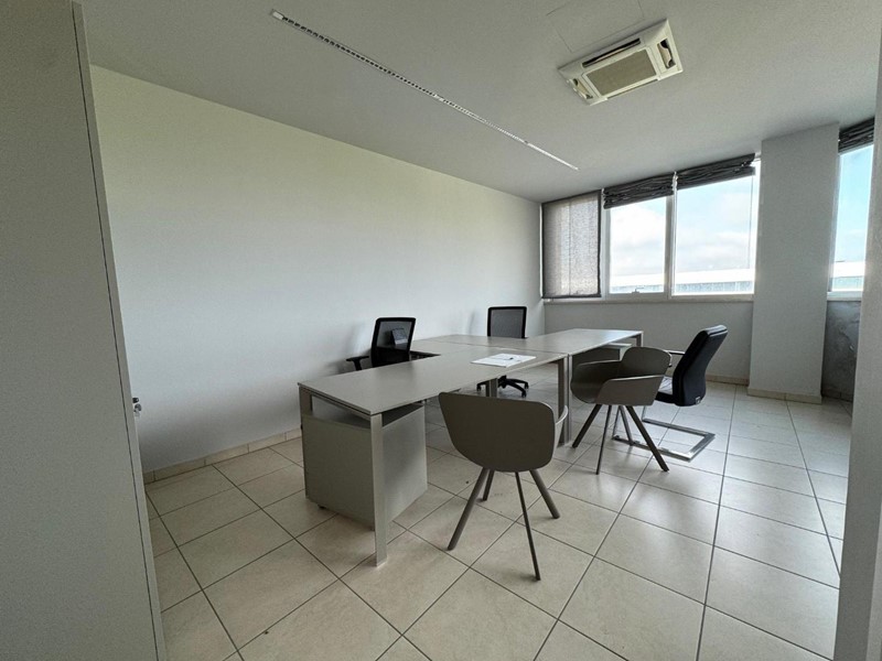 Ufficio in Affitto a Cascina, 1'100€, 129 m²