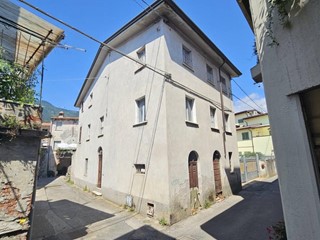 Villa bifamiliare in Vendita a Massa, 240'000€, 270 m²