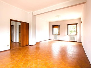 Villa bifamiliare in Vendita a Ciriè, 240'000€, 300 m², con Box