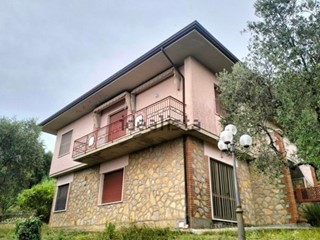Villa in Vendita a Massarosa, zona Corsanico, 430'000€, 200 m²