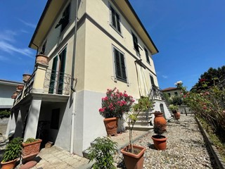 Villa in Vendita a Lucca, zona San Concordio Contrada, 695'000€, 290 m², arredato, con Box