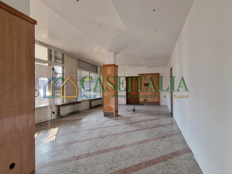 Immobile commerciale in Affitto a Ivrea, 1'000€, 100 m²