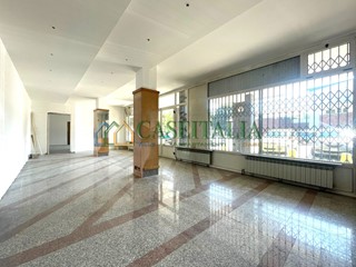 Immobile commerciale in Affitto a Ivrea, 1'000€, 100 m²
