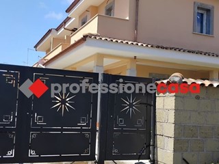 Villetta a schiera in Vendita a Pomezia, zona Martin Pescatore, 265'000€, 90 m²