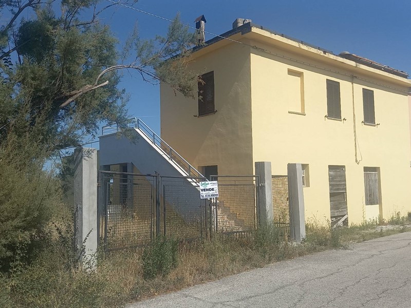Rustico in Vendita a Appignano del Tronto, zona Collinare, 80'000€, 200 m²