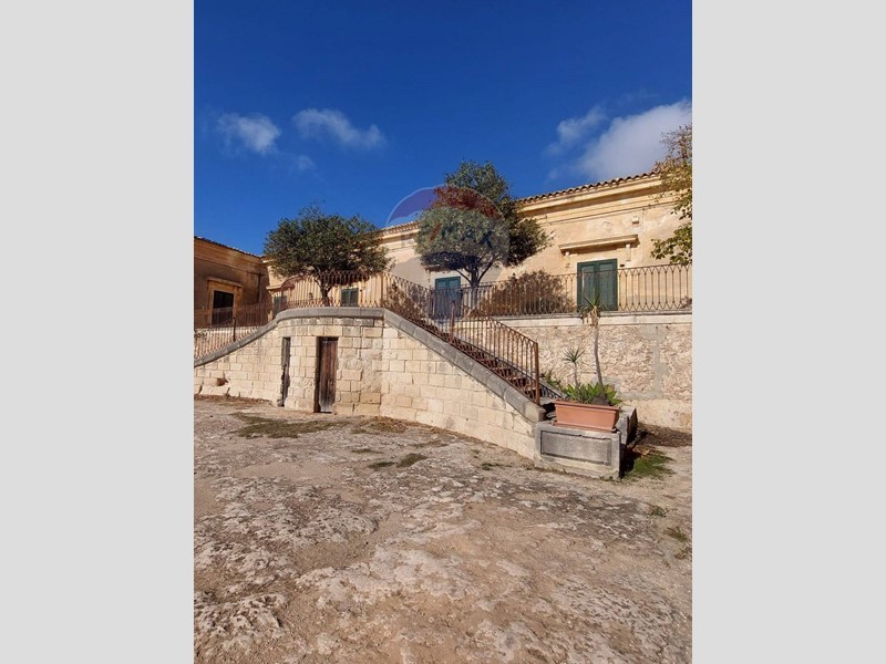 Casa Semi Indipendente in Vendita a Ragusa, zona Marina di Ragusa, 398'000€, 210 m²