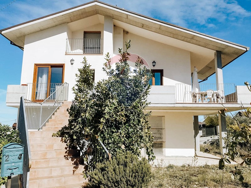 Villa in Vendita a Orsogna, 220'000€, 300 m²