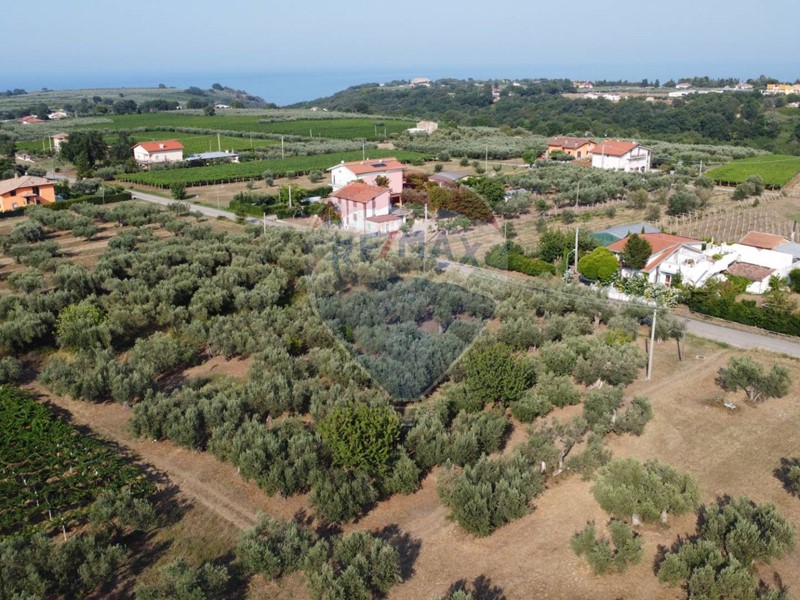 Terreno edificabile in Vendita a Rocca San Giovanni, 80'000€, 3045 m²