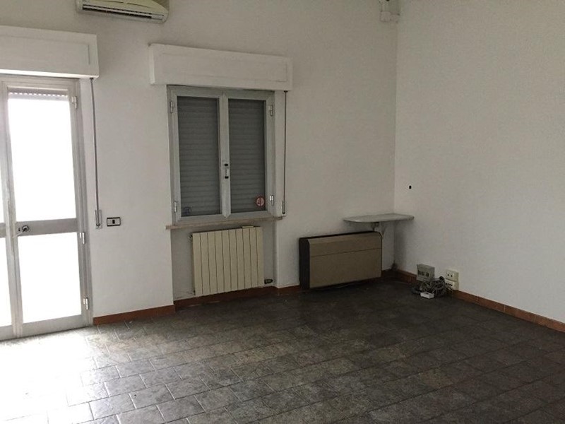 Capannone in Affitto a Santa Maria a Monte, zona Ponticelli, 3'800€, 950 m²