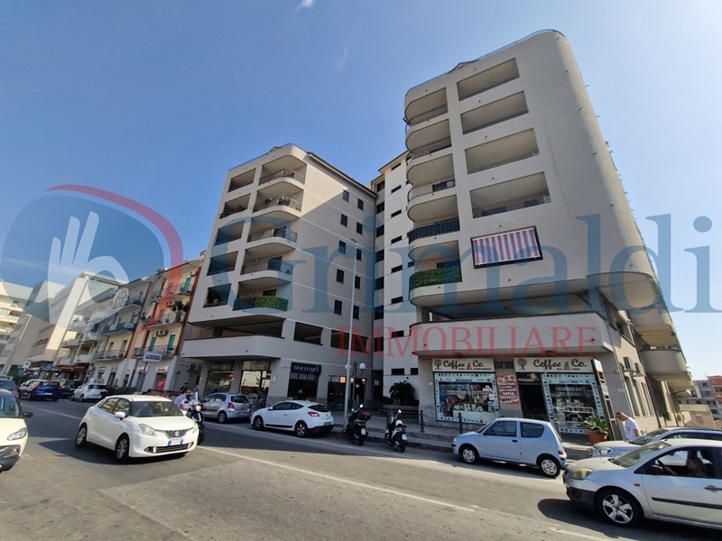 Negozio in Vendita a Messina, 295'000€, 230 m²