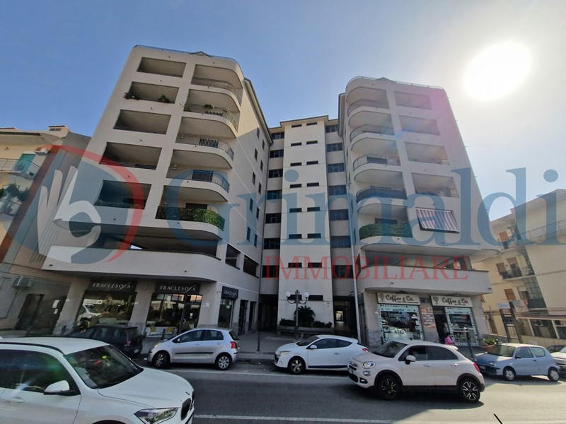 Negozio in Vendita a Messina, 270'000€, 200 m²