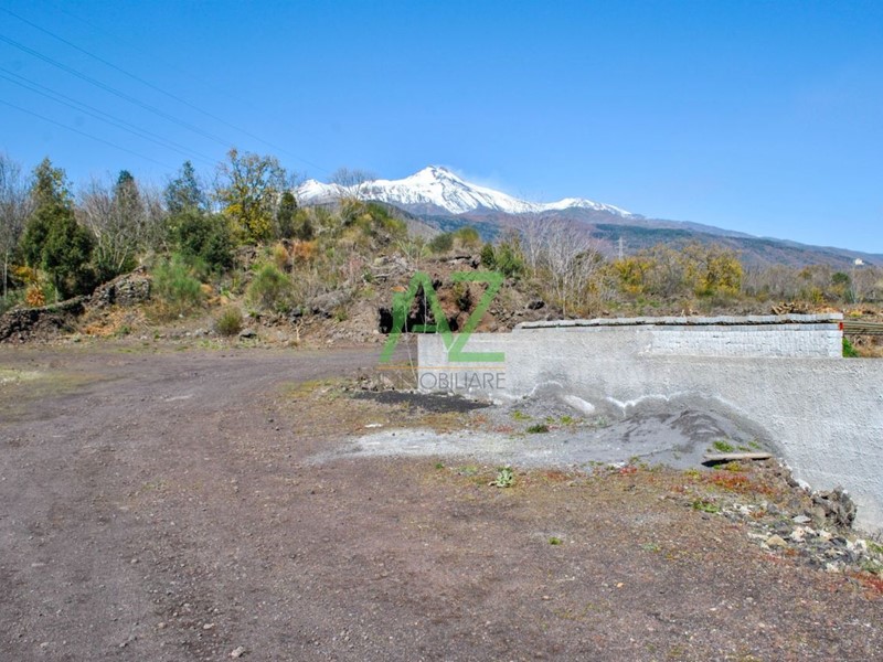 Terreno industriale in Vendita a Aci Sant'Antonio, zona Lavinaio, 320'000€, 4600 m²