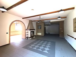 Attività commerciale in Affitto a Barga, zona Fornaci di Barga, 560€, 135 m²