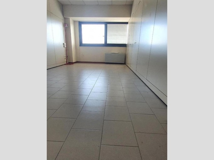 Ufficio in Affitto a Porcari, 250€, 20 m²