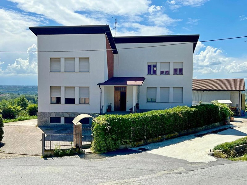 Casa Indipendente in Vendita a La Morra, 280'000€, 200 m²