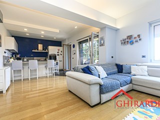 Appartamento in Vendita a Genova, zona Sestri Ponente, 115 m²