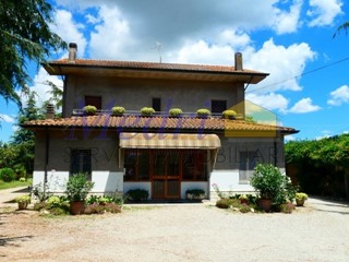 Casa Indipendente in Vendita a Cesena, zona S.Carlo, 300'000€, 290 m², con Box