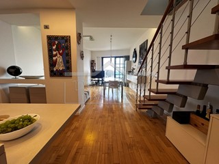 Appartamento in Vendita a Savona, 830'000€, 152 m², arredato, con Box