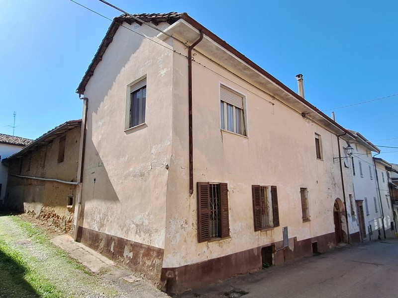 Cascina in Vendita a Castagnole Monferrato, zona centro, 65'000&euro;, 350 m²