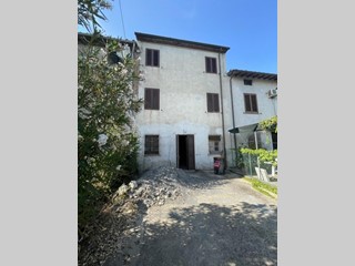 Casa Indipendente in Vendita a Capannori, zona Lunata, 135'000€, 240 m²