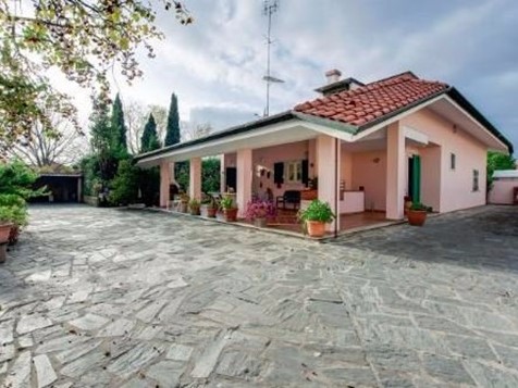 Villa in Vendita a Carrara, zona Marina di Carrara, 800'000€, 200 m², con Box