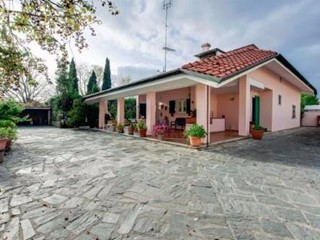 Villa in Vendita a Carrara, zona Marina di Carrara, 800'000€, 200 m², con Box