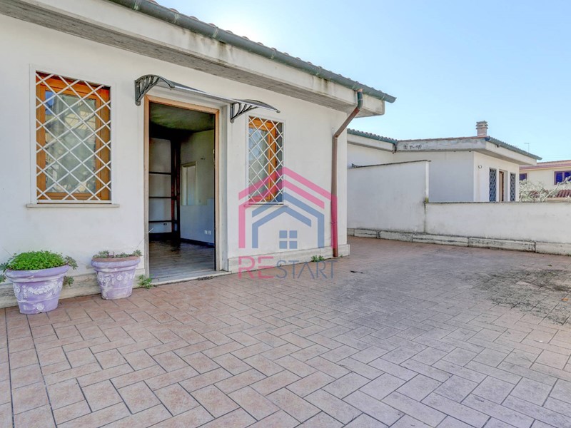 Villa bifamiliare in Vendita a Pomezia, zona Campobello, 178'000€, 130 m²