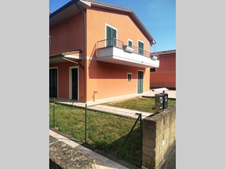 Villetta a schiera in Vendita a Montopoli in Val d'Arno, zona Marti, 280'000€, 120 m², con Box