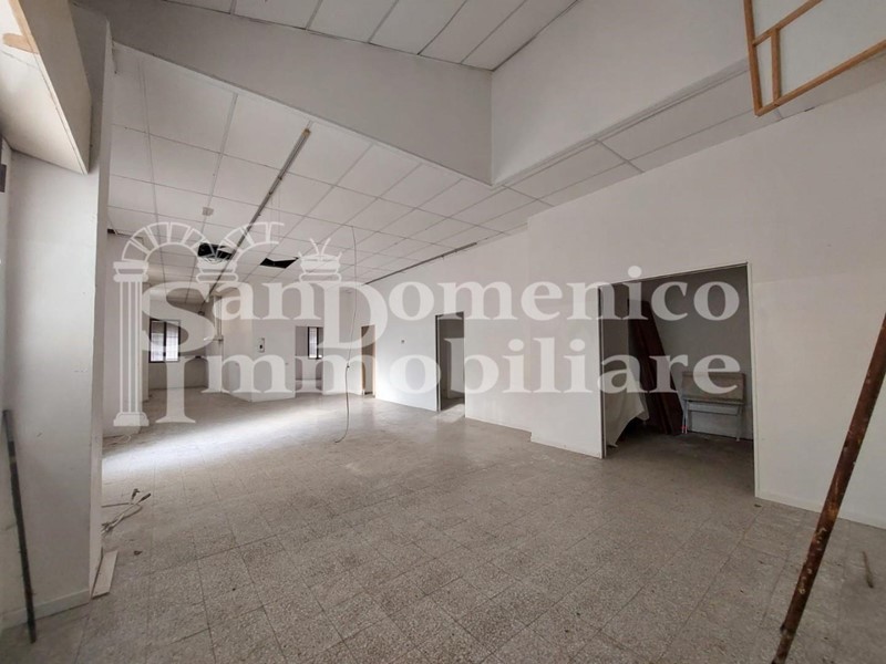 Negozio in Affitto a Cascina, 950€, 170 m²