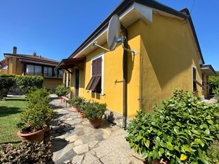 Casa Indipendente in Vendita a Fosdinovo, zona Caniparola, 370'000€, 130 m², arredato, con Box